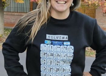 Docentes locales diseñaron un buzo grabado con el alfabeto Braille y la Lengua de Señas y es la sensación