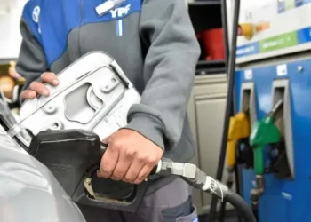 El Gobierno actualizó el impuesto sobre el combustible y la nafta aumentará 20%