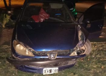 Chocaron con una rotonda y un joven resultó lesionado