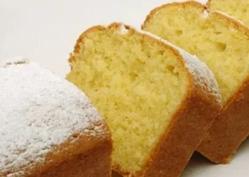 El ingrediente secreto para hacer un budín de limón súper económico y esponjoso