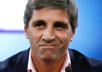 Luis Caputo anunció que multarán a prepagas que no den marcha atrás con aumentos