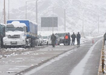 Miles de camiones esperan la apertura del Cristo Redentor y toma cada vez más importancia concretar el Paso Las Leñas