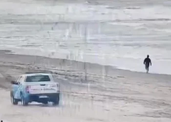 Villa Gesell: robó, lo persiguió la Policía y se metió al mar para escapar