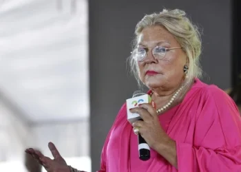 Carrió defendió a Pettovello: «Si la tocan, me tocan»