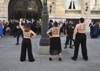 Militantes feministas volvieron a protestar contra Milei en Madrid