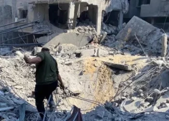 Un ataque aéreo asesinó a ocho personas en un centro de ayuda en Gaza