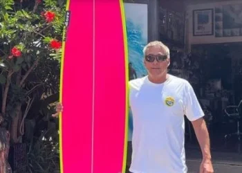 Un surfista que participó de la película Piratas del Caribe muere tras ser atacado por un tiburón en Hawái