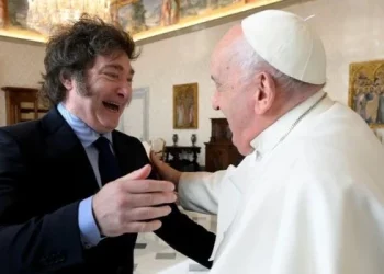 Milei calificó como un «error» haber insultado al Papa