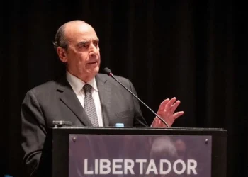 El Gobierno aseguró que no devaluará y «la gente va a tener que liquidar dólares»