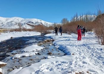 Pese a la imposibilidad de llegar a Las Leñas o Los Molles, los turistas se las “ingeniaron” para disfrutar de la nieve
