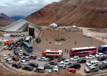 Unos mil mendocinos están varados en Chile por el cierre del Túnel