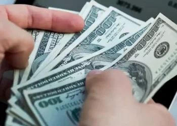 Otro día de tensión en los mercados: los motivos detrás de un nuevo salto del dólar libre y el riesgo país