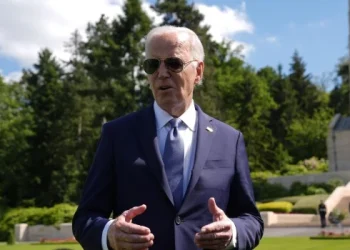 Biden termina su gira por Francia con una visita al cementerio de soldados de EE.UU.