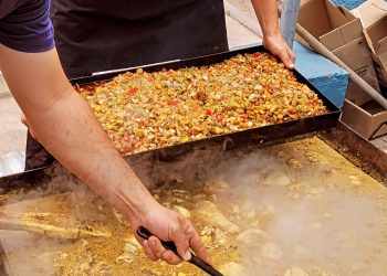 Alumnos de la escuela de El Cerrito venderán arroz con pollo para repavimentar el patio