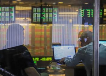 Caen fuerte las acciones y bonos, y el riesgo país se acerca a los 1.500 puntos