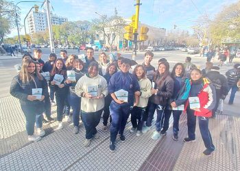 Día de la Seguridad Vial: estudiantes entregaron folletería y concientizaron en el kilómetro cero