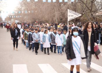 Cientos de estudiantes, cadetes y soldados juraron la Bandera y luego realizaron un importante desfile