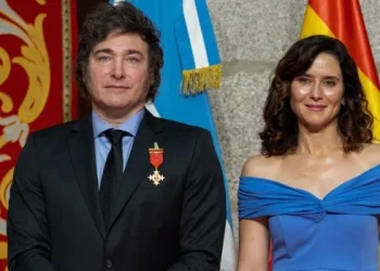 Milei se reunió con Díaz Ayuso y fue condecorado en Madrid