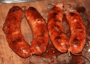 El sorpresivo significado de los colores de las piolas con que atan los chorizos para el asado