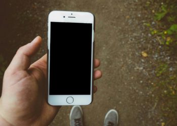 Envolver el celular en papel de aluminio: la nueva innovación para proteger la privacidad