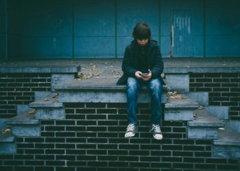 España: buscan aprobar una ley para que celulares, computadoras y televisores incluyan control parental en la configuración inicial