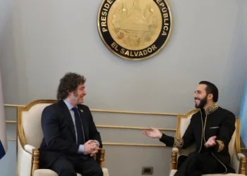 Milei participó de la investidura de Bukele y mantuvo gestos amistosos con el rey de España Felipe VI