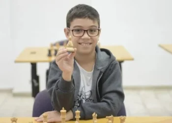 Faustino Oro se convirtió con 10 años en el maestro internacional más joven de ajedrez