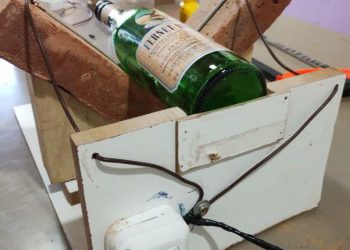 Reciclan botellas: integrantes de Feyes fabrican lindos vasos de vidrio