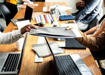 Recesión: Hubo casi 120 mil despidos en el primer cuatrimestre del año