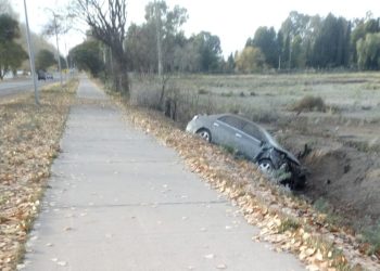 Auto cayó a un desagüe en Las Paredes