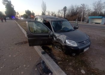 Dos hombres lesionados tras volcar en Salto de las Rosas