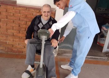 Los alumnos de la Cruz Roja acompañan a los abuelos del Asilo Hogar Las Mercedes