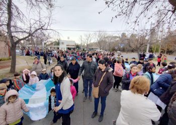 Escuelas se agruparon y sus alumnos entregaron banderas a los vecinos del barrio Unimev