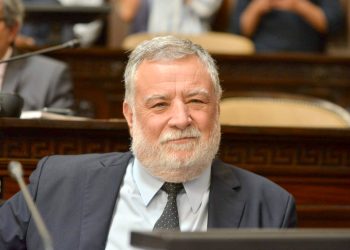 El senador Rostand criticó la aprobación de la adenda y pidió los fondos para el Sur