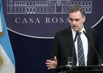 «Me acabo de enterar», dijo Manuel Adorni sobre las millonarias compras de Luis Petri de salmón rosado y asado