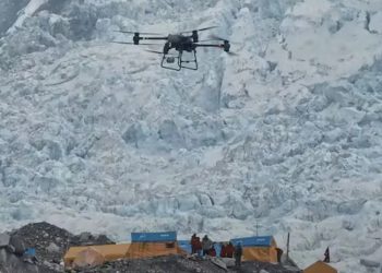 Histórico: un dron rompió el récord de altitud tras realizar una entrega en el Monte Everest
