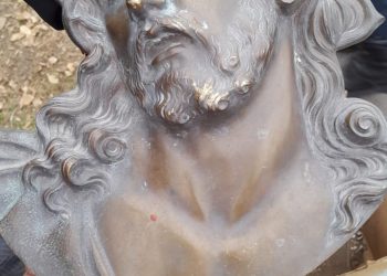 Tres detenidos por robar placas del cementerio