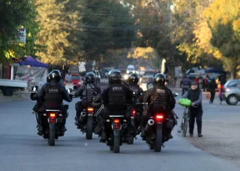 Policías ayudaron a salvarle la vida a un bebé que convulsionaba en los brazos de su padre