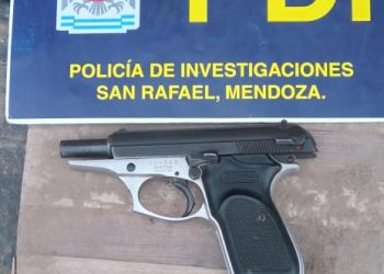 Secuestran productos de un robo y encuentran un arma y marihuana: dos detenidos