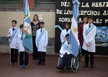Tienen discapacidad y llegaron a ser abanderado y escolta, pero el camino no les resultó fácil