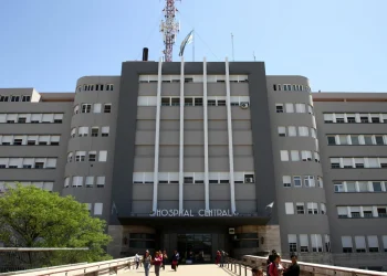 Un chico de 14 años fue atacado a cuchillazos por un ex compañero del colegio