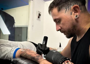 Es mendocino, emigró a España y tatuó la piel sintética más grande del mundo
