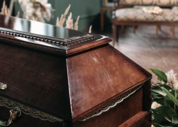 La declararon muerta en un hogar de ancianos: dos horas después en la funeraria detectaron que respiraba