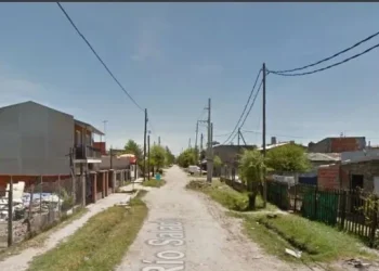 Colgaron de pies y manos a su hijo adoptivo de 9 años en el patio de su casa, lo torturaron salvajemente y se justificaron: “Se portaba mal”