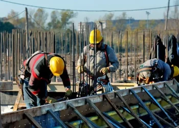 El derrumbe del empleo en la construcción ya se refleja en los números de Indec: cuántos puestos de trabajo se perdieron