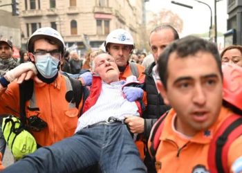 Más disturbios y tensión en el Congreso: manifestantes arrojaron piedras y bombas molotov contra la policía