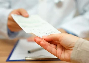 Voucher de salud para quienes no tienen prepaga ni obra social: dónde comenzó a implementarse y cómo pedirlo