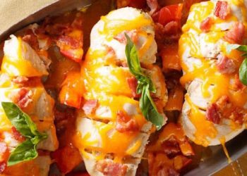 Cómo hacer pechugas de pollo con bacon y queso al horno