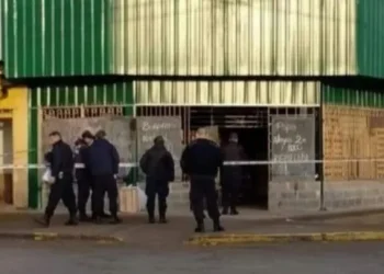 Río Negro: Un hombre entró a robar un depósito de frutas, intentó escapar y murió atravesado por una reja