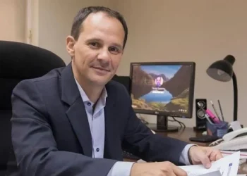 Milei tildó de «traidores» a los economistas Spotorno y Karagozian